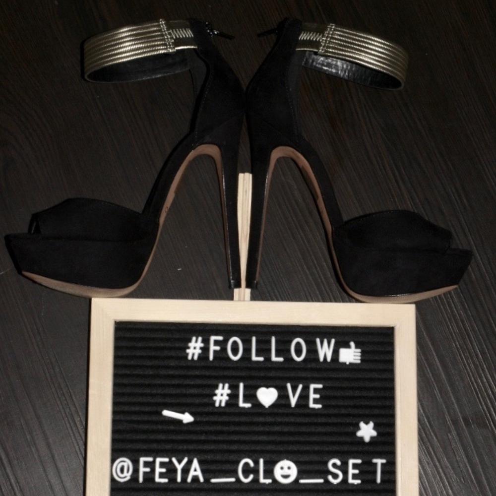 ✨Black and Gold Platform Heels✨